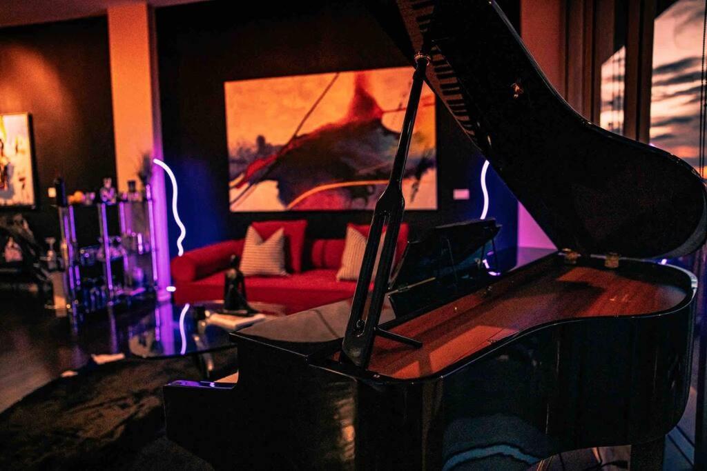 Downtown Art Penthouse Piano & Free Parking Apartment Dallas
