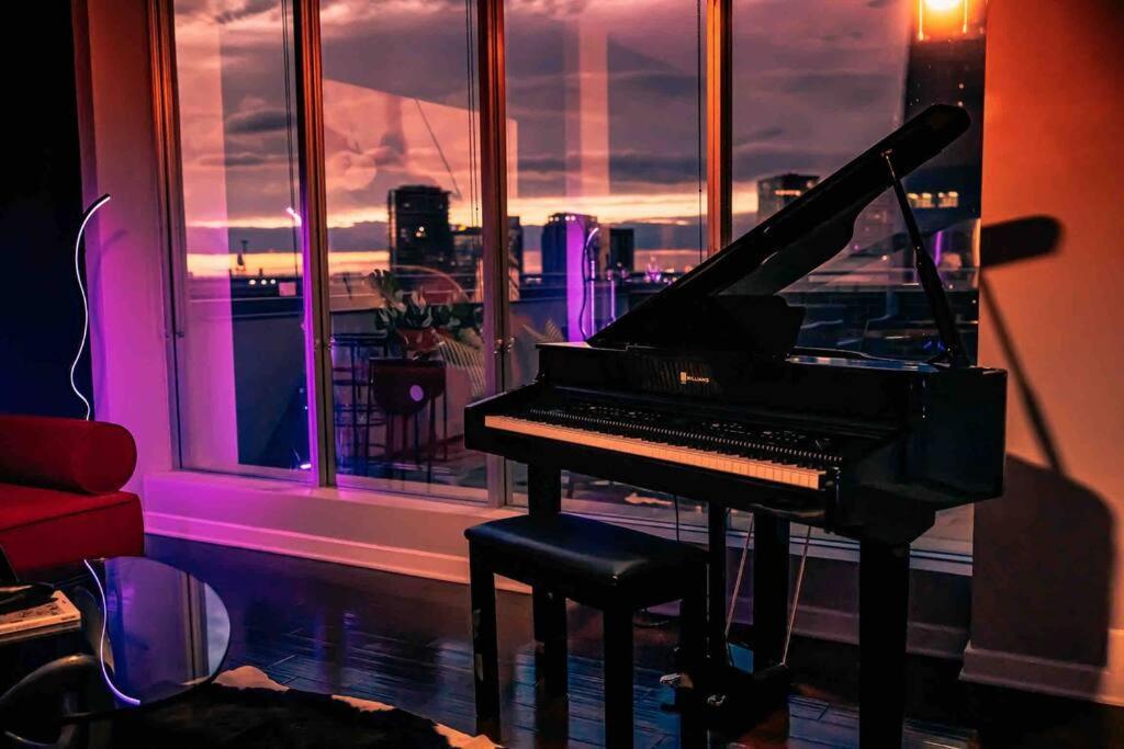 Apartment Downtown Art Penthouse Piano & Free Parking *