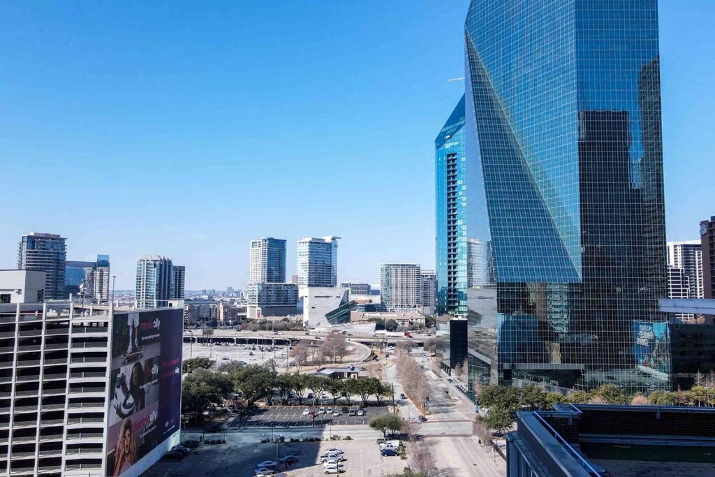 Downtown Art Penthouse Piano & Free Parking Apartment