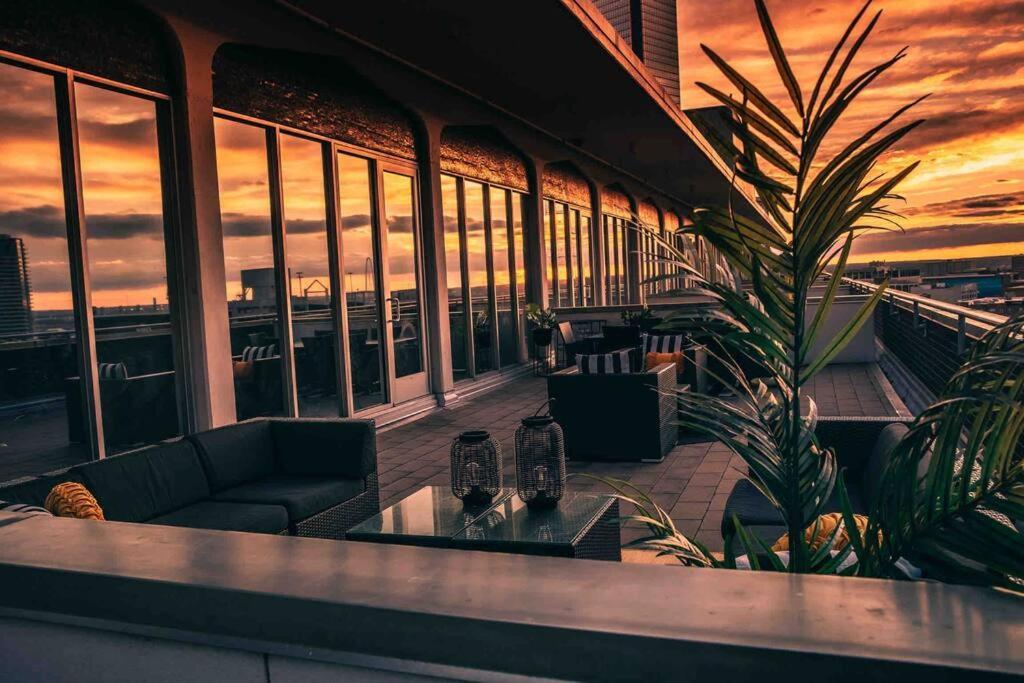 Downtown Art Penthouse Piano & Free Parking * Dallas