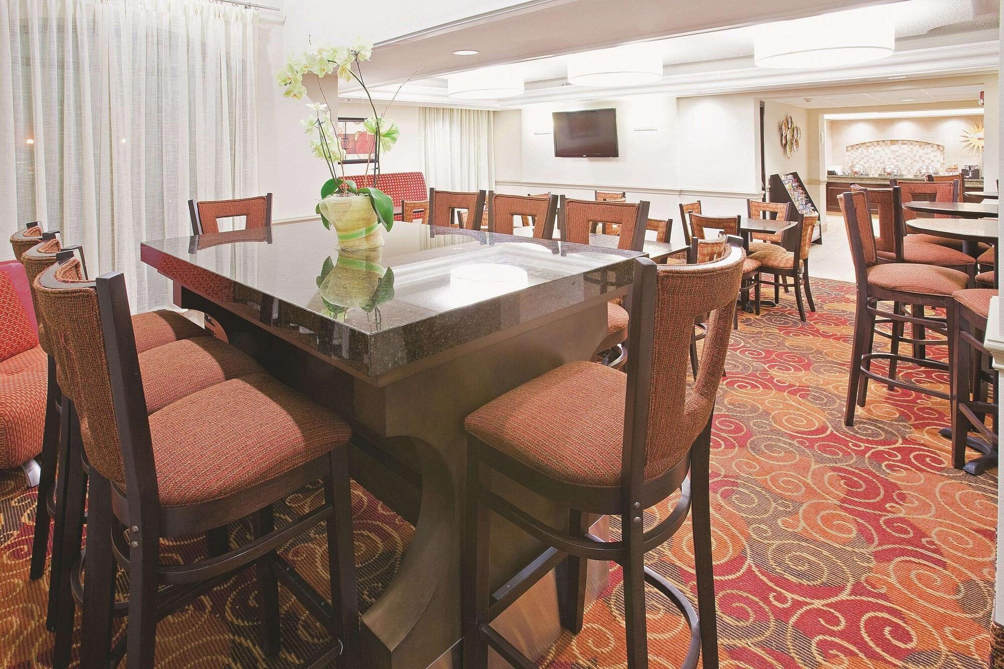 La Quinta By Wyndham I-35 Walnut Hill Ln 3*