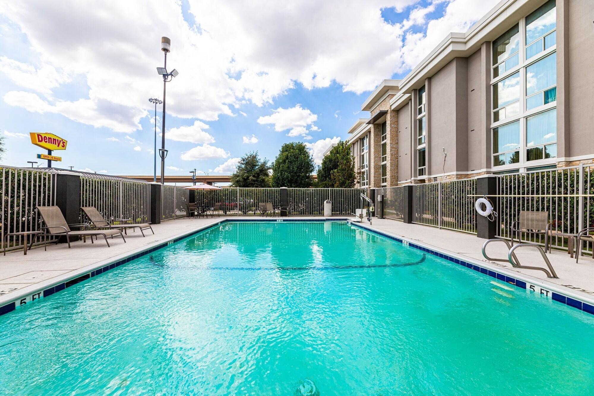 La Quinta By Wyndham I-35 Walnut Hill Ln Hotel 3*