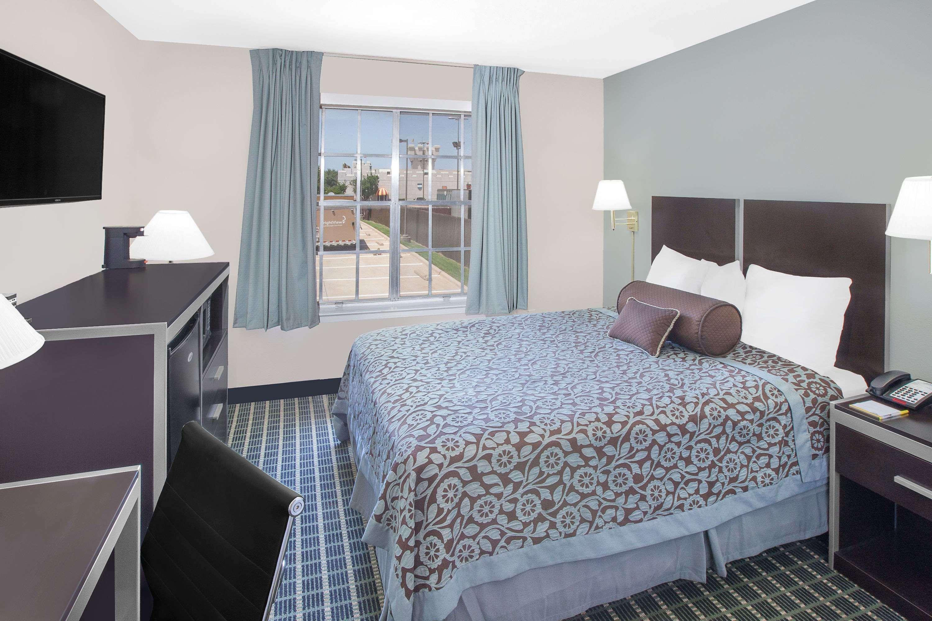 Motel Days By Wyndham Market Center Field