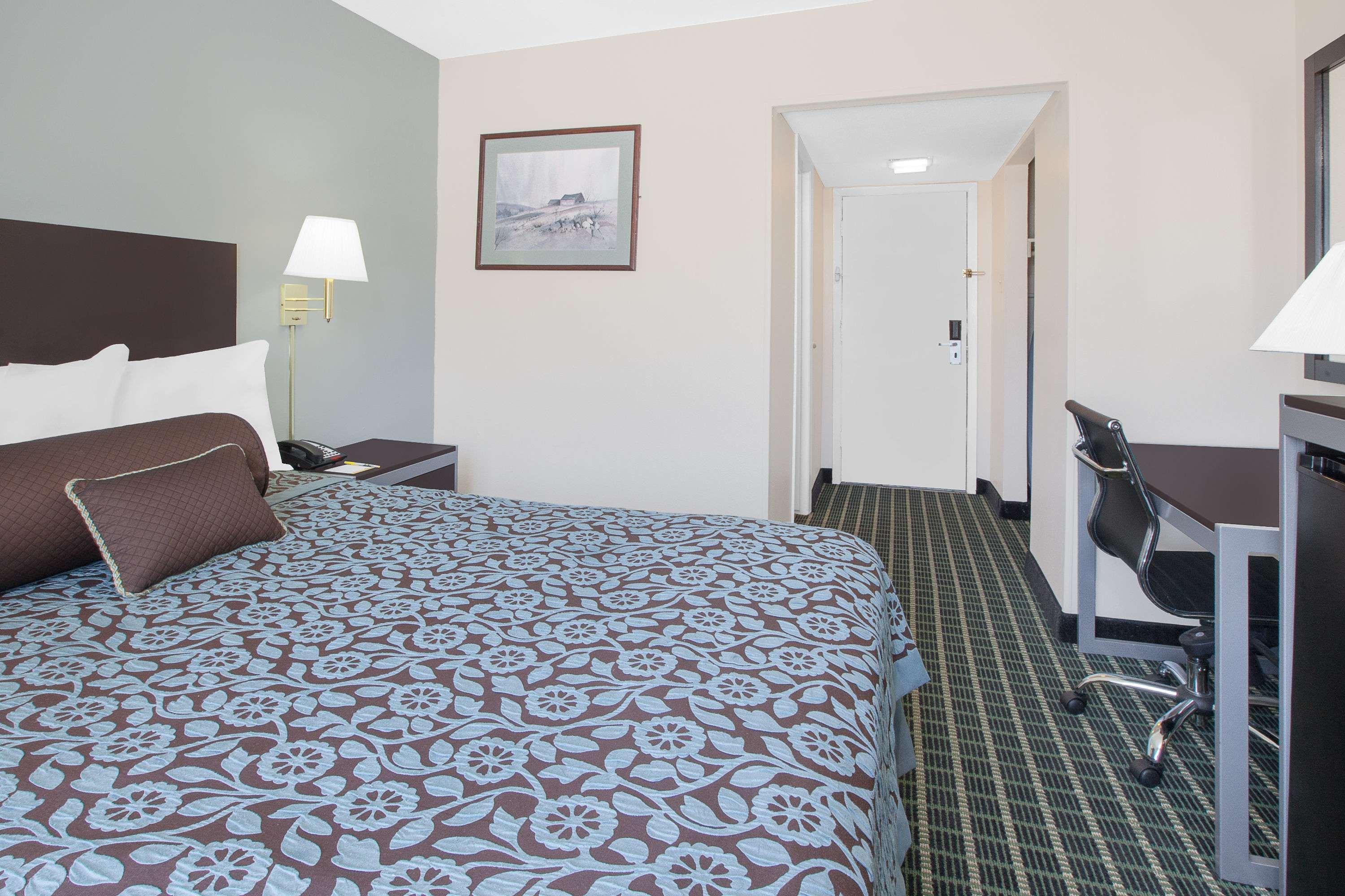 Days By Wyndham Market Center Field Motel Dallas