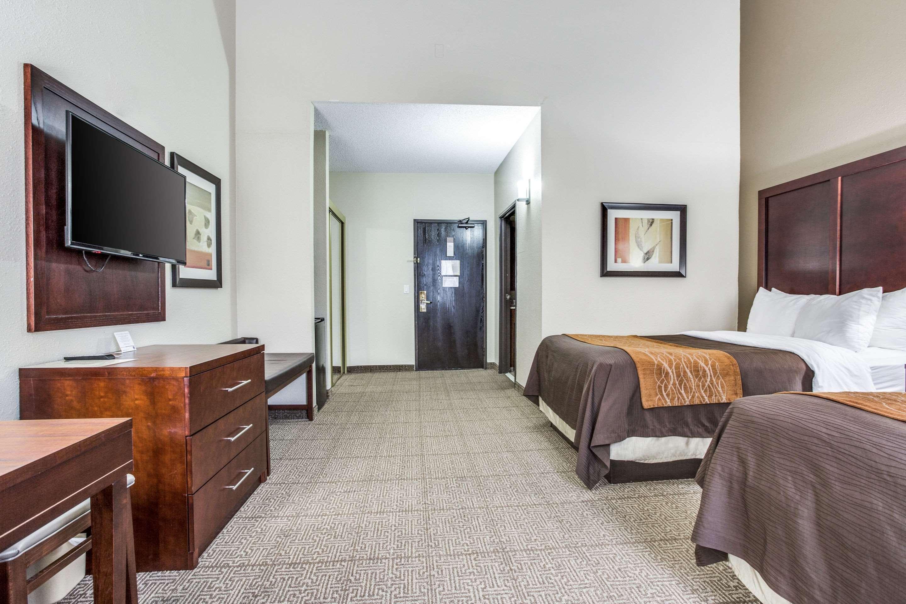 Comfort & Field-dallas Market Center Hotel