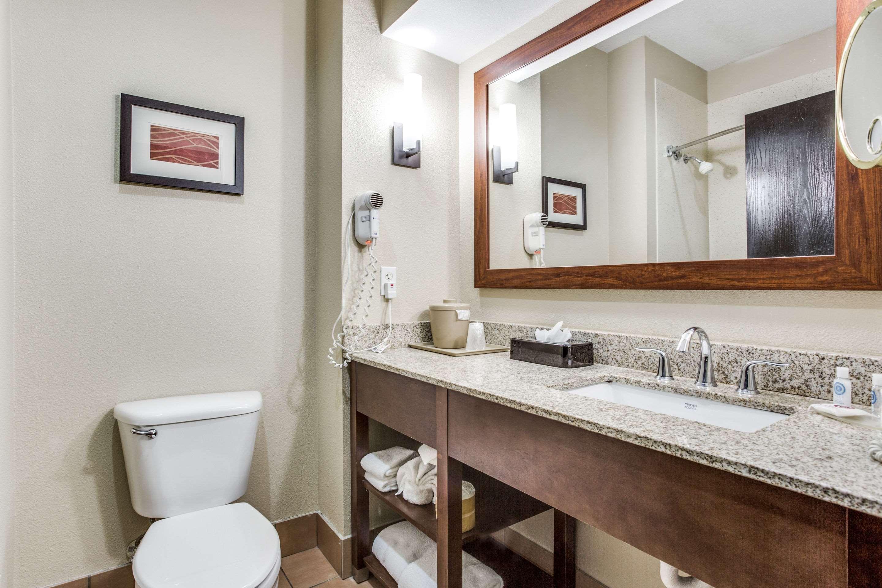 Comfort & Field-dallas Market Center Hotel