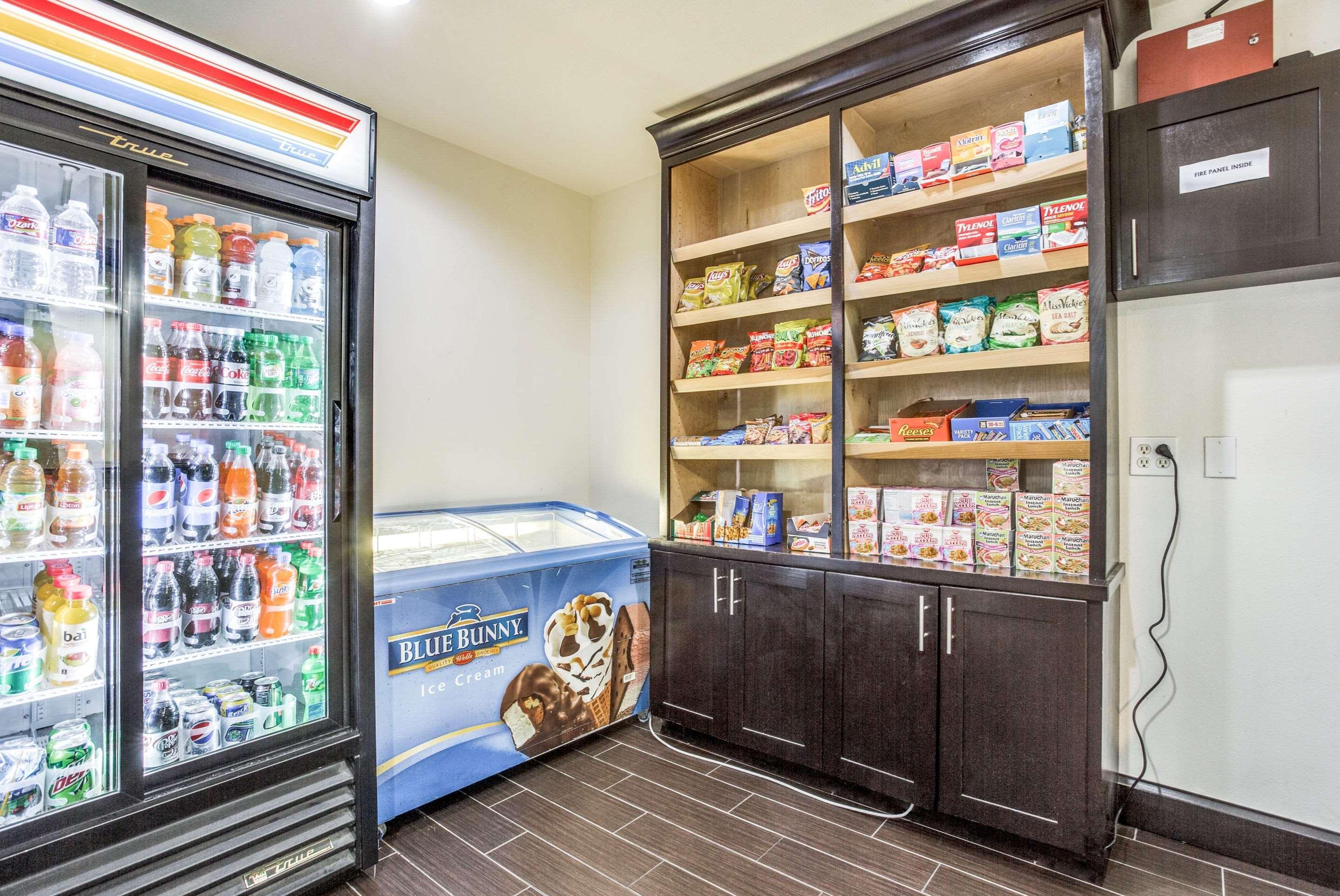 Comfort & Field-dallas Market Center 3*