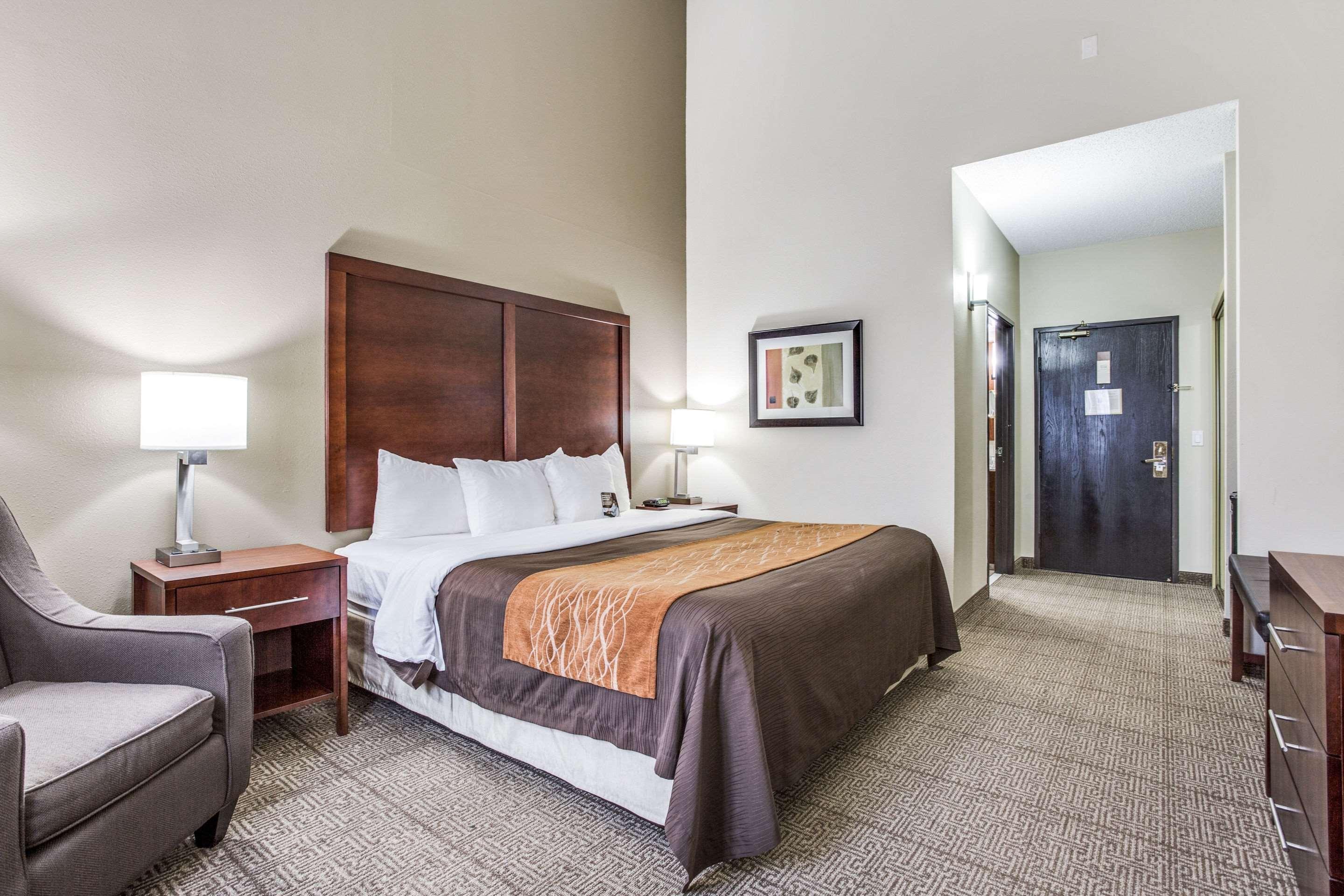 Comfort & Field-dallas Market Center 3*