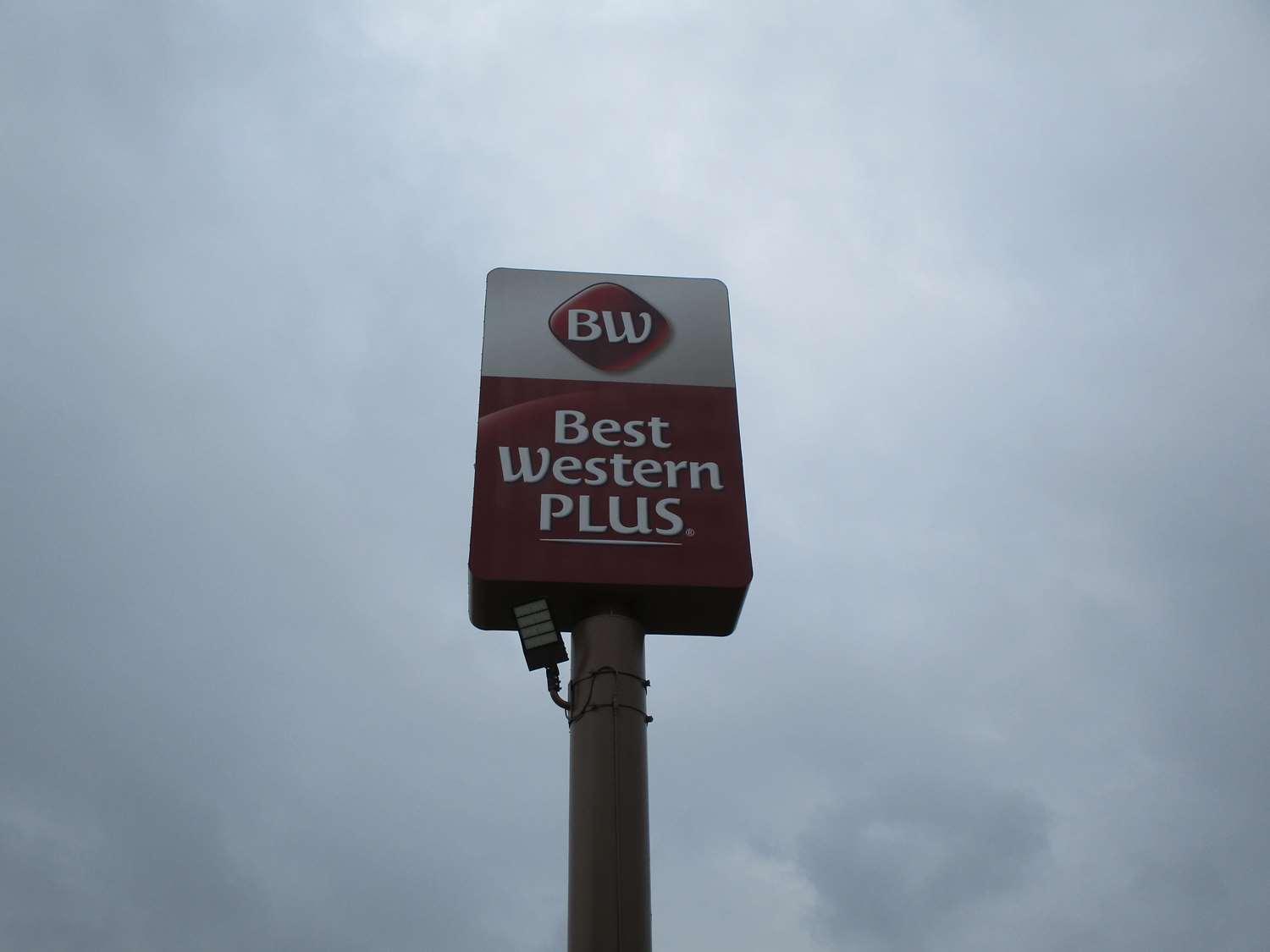 Comfort North Field Airport Inn