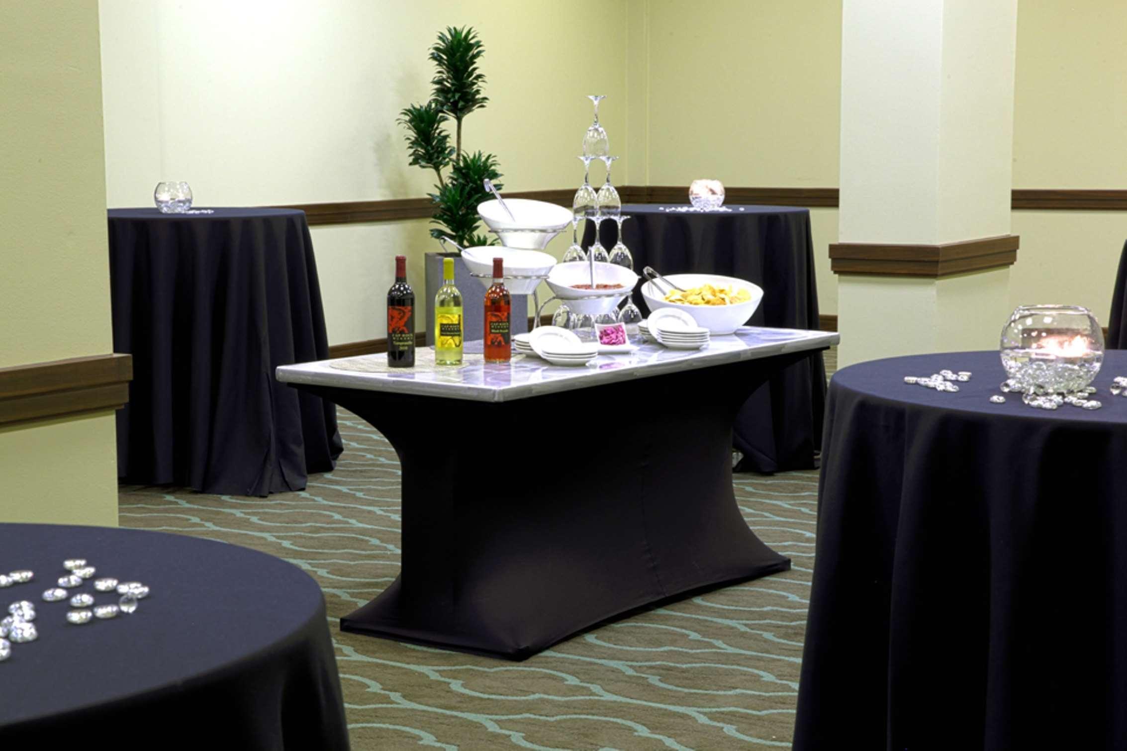 Hotel Embassy By Hilton Market Center Dallas