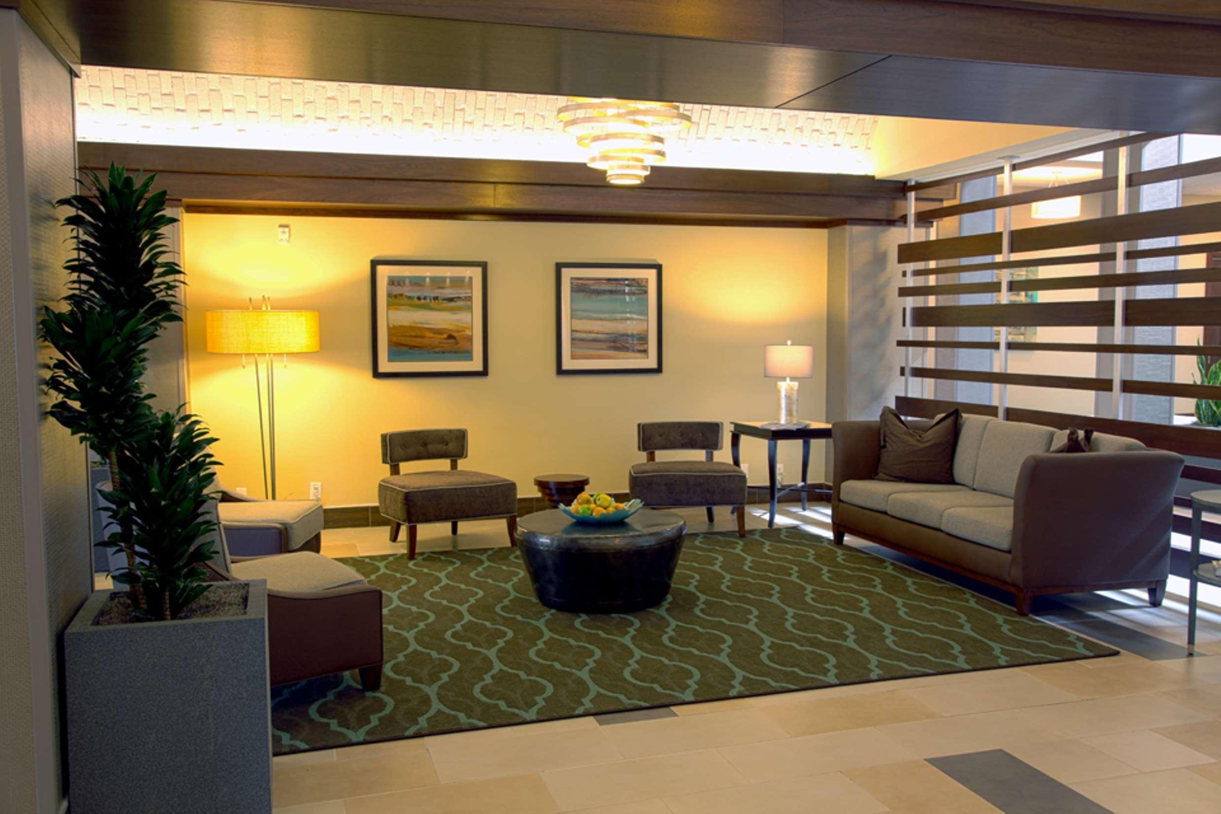 Hotel Embassy By Hilton Market Center 3*