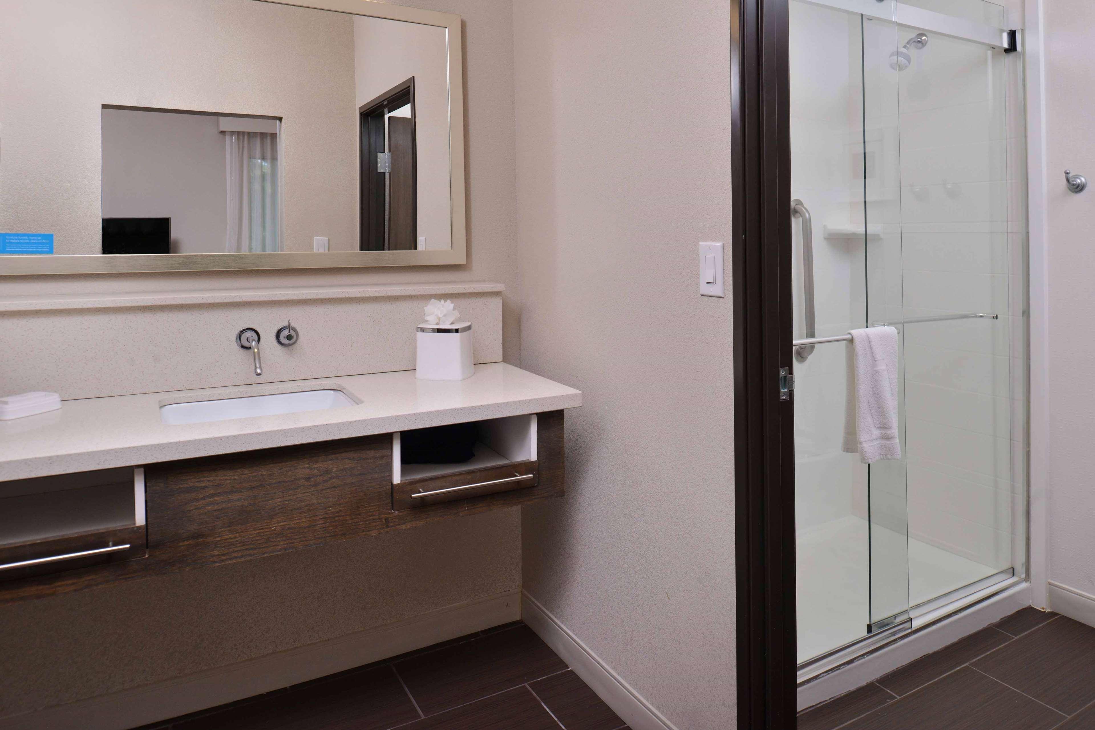 Hampton & Market Center Hotel
