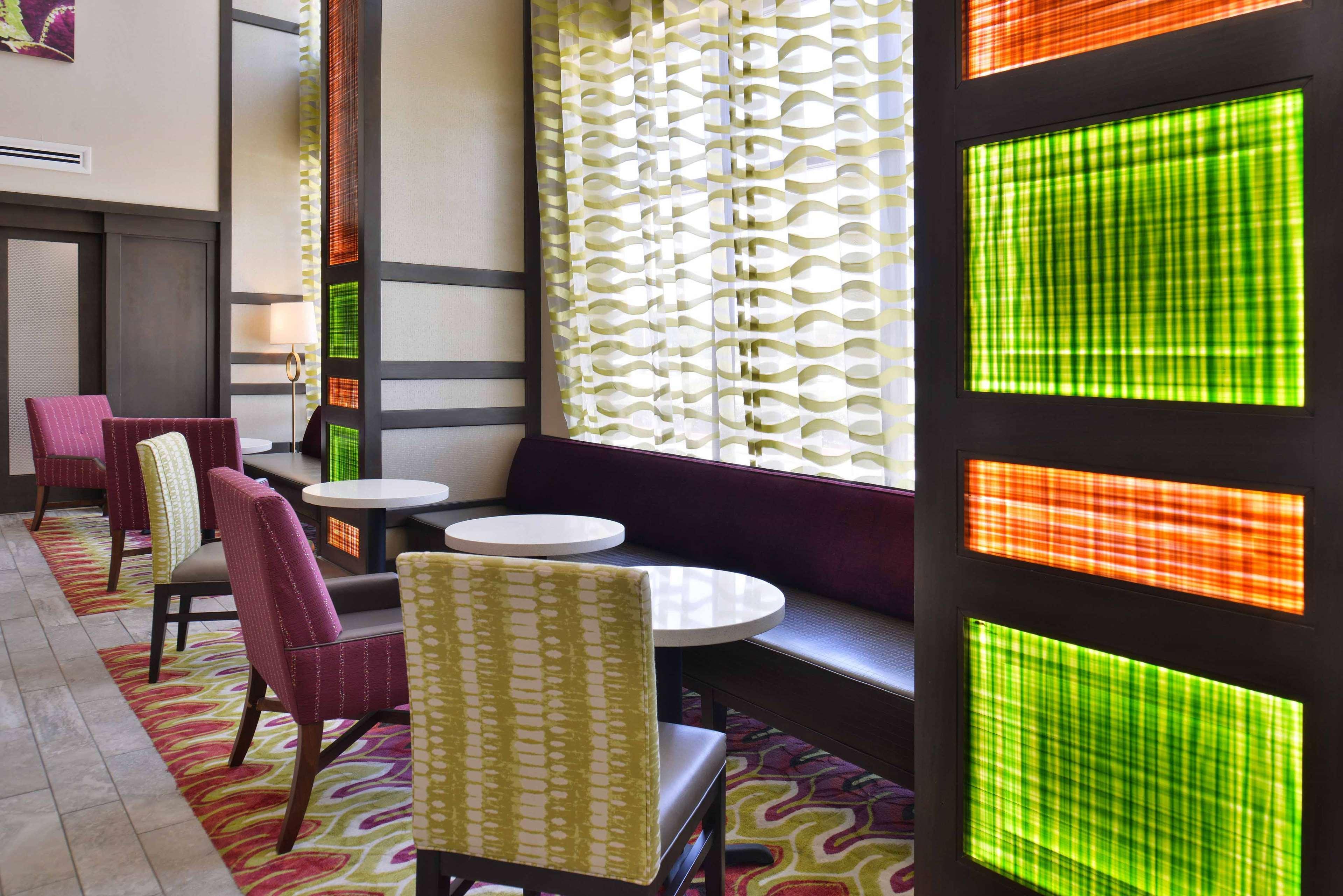 Hampton & Market Center Hotel 3*