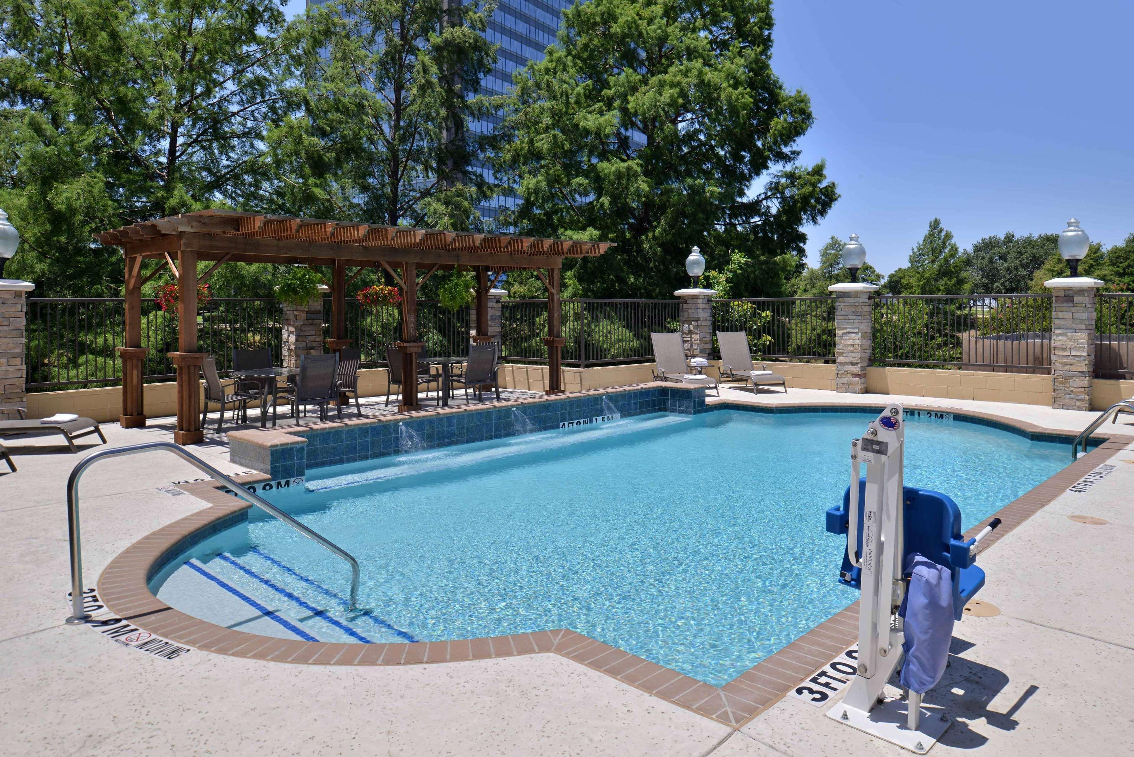 Hampton & Market Center Hotel 3*