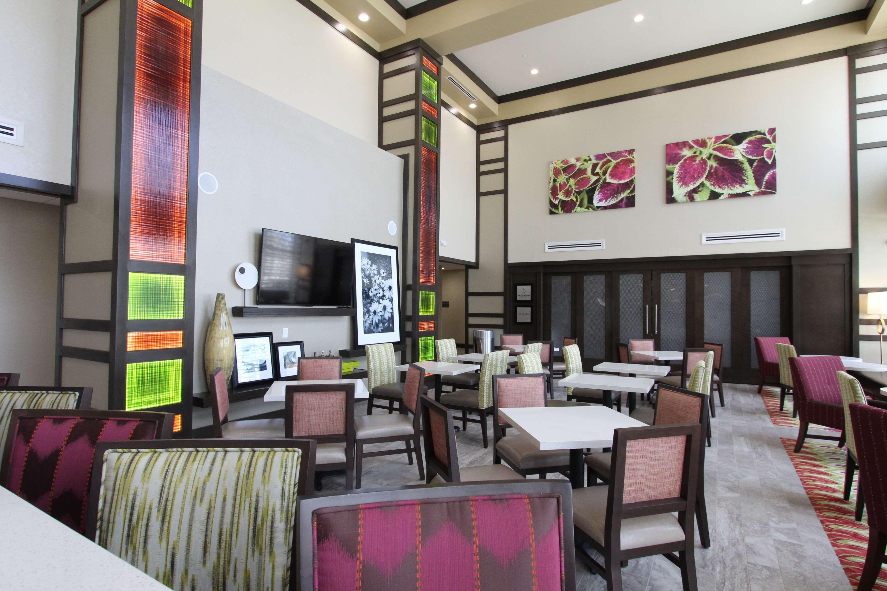 Hampton & Market Center Hotel 3*