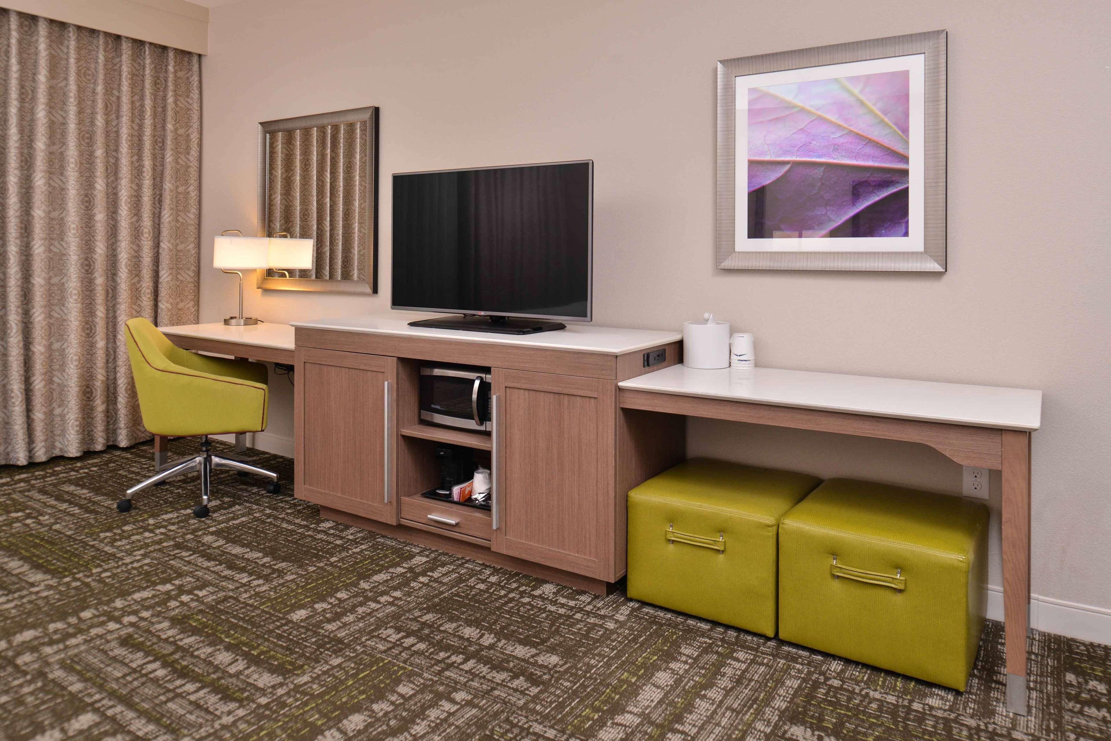 Hampton & Market Center Hotel