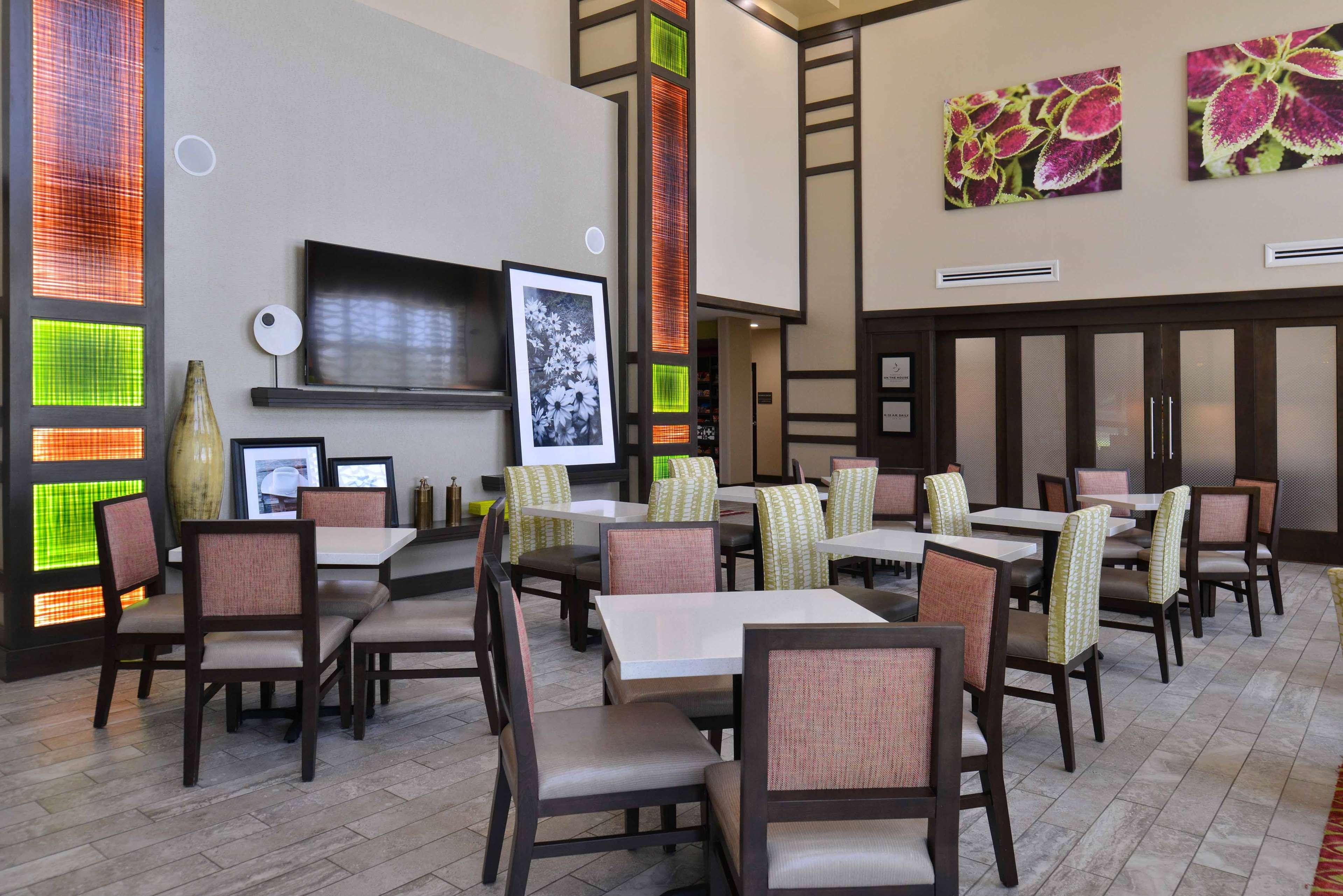 Hampton & Market Center Hotel