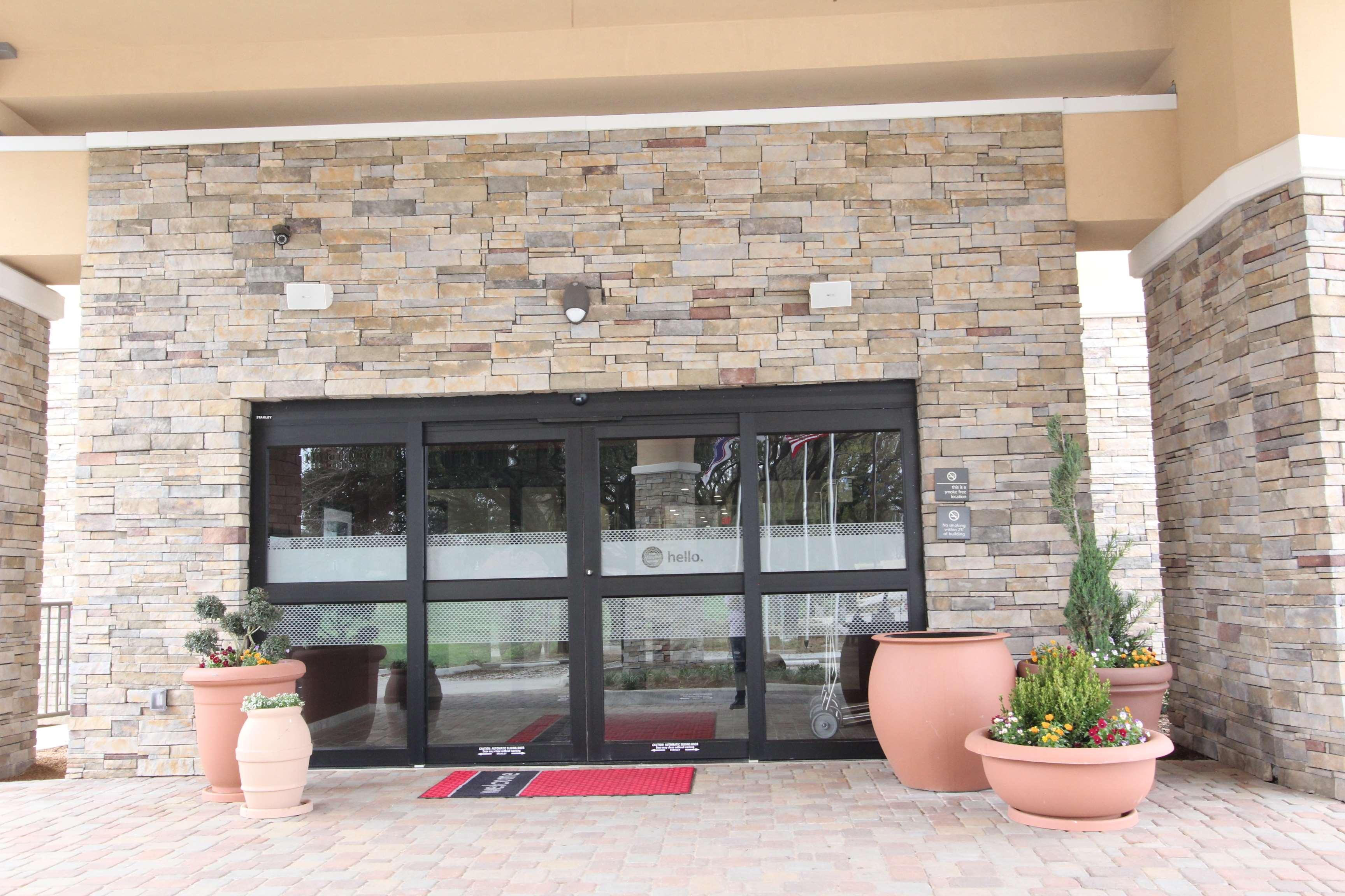 Hotel Hampton & Market Center 3*