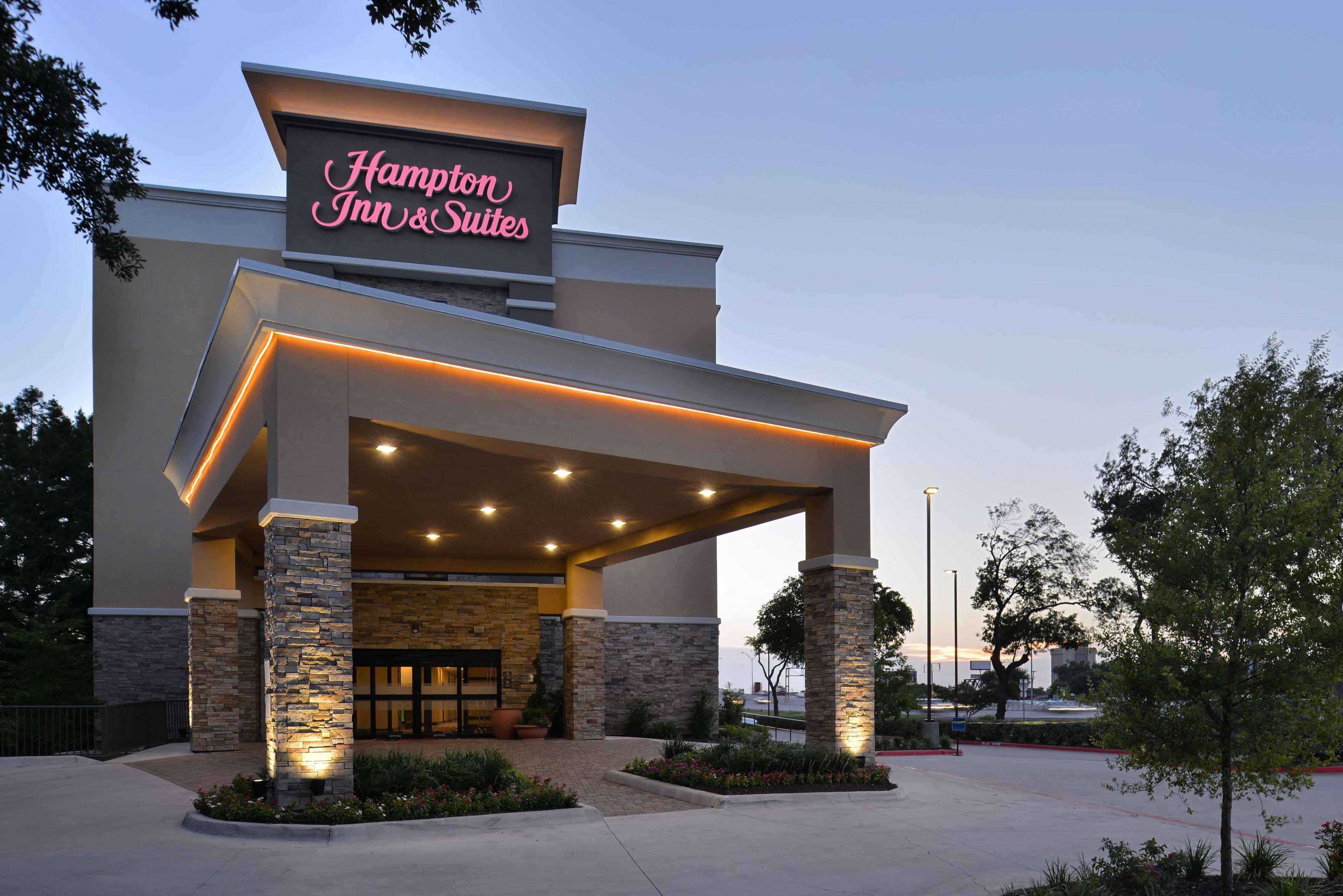 Hampton & Market Center 3*