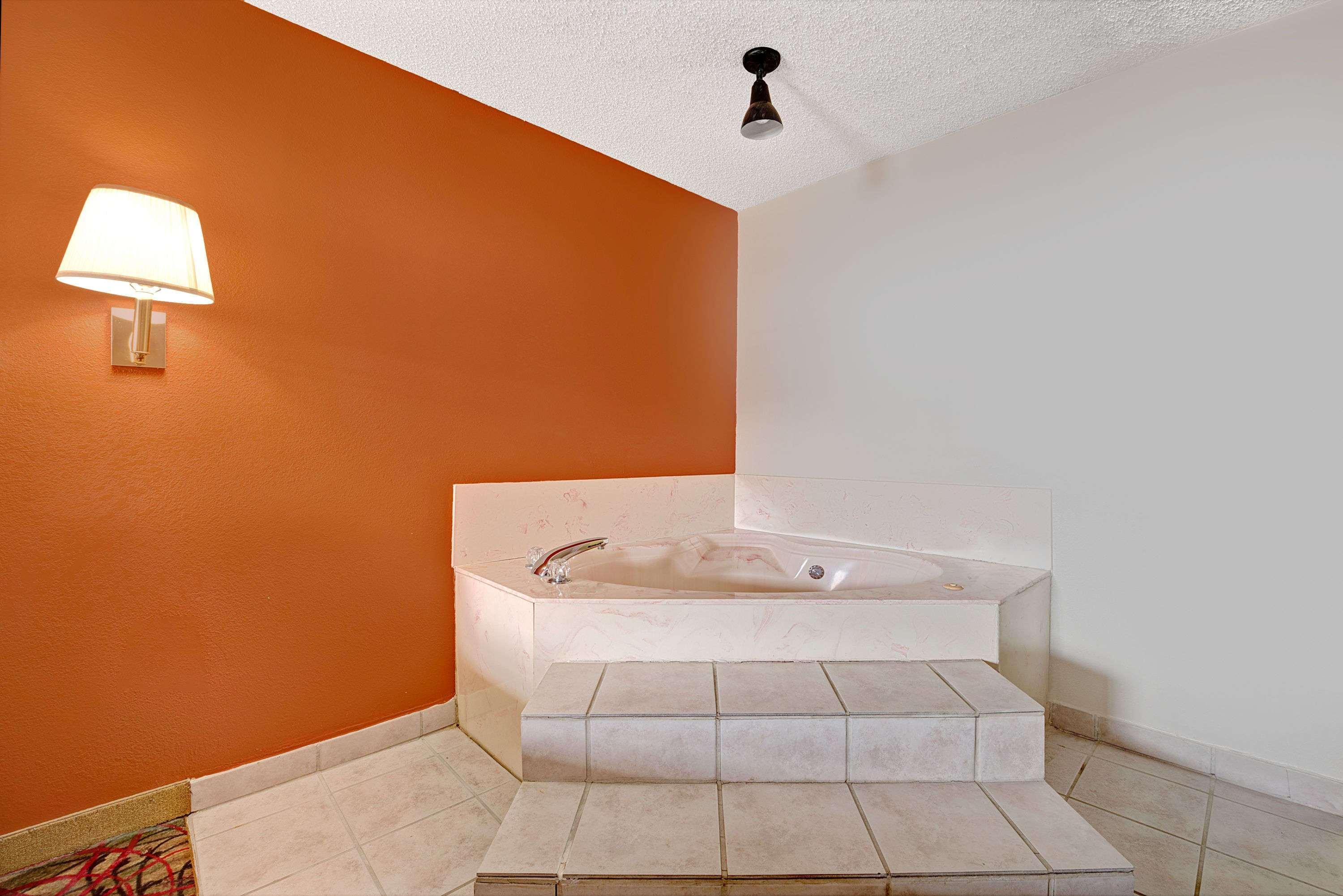 Super 8 By Wyndham South *