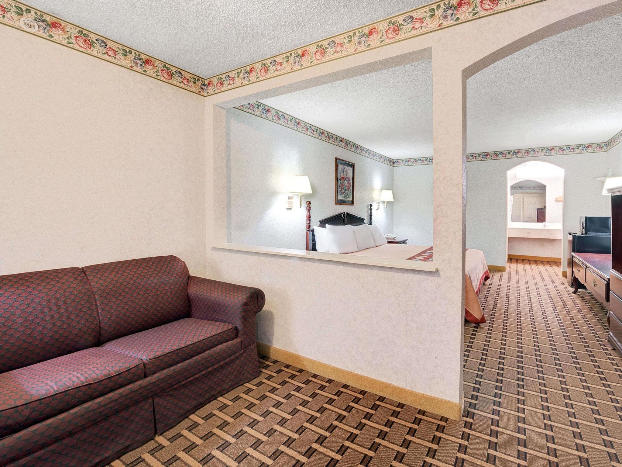 Super 8 By Wyndham South Hotel