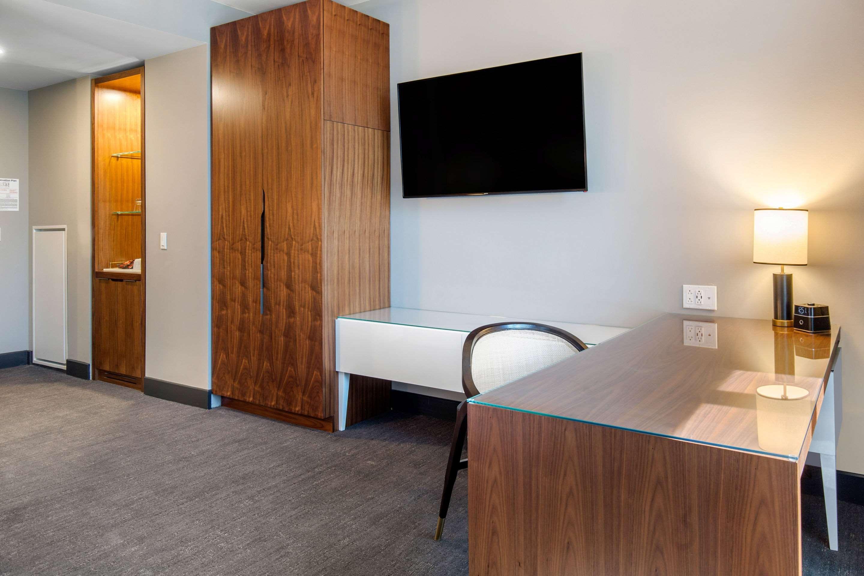 Renaissance Saint Elm Downtown Hotel 4*