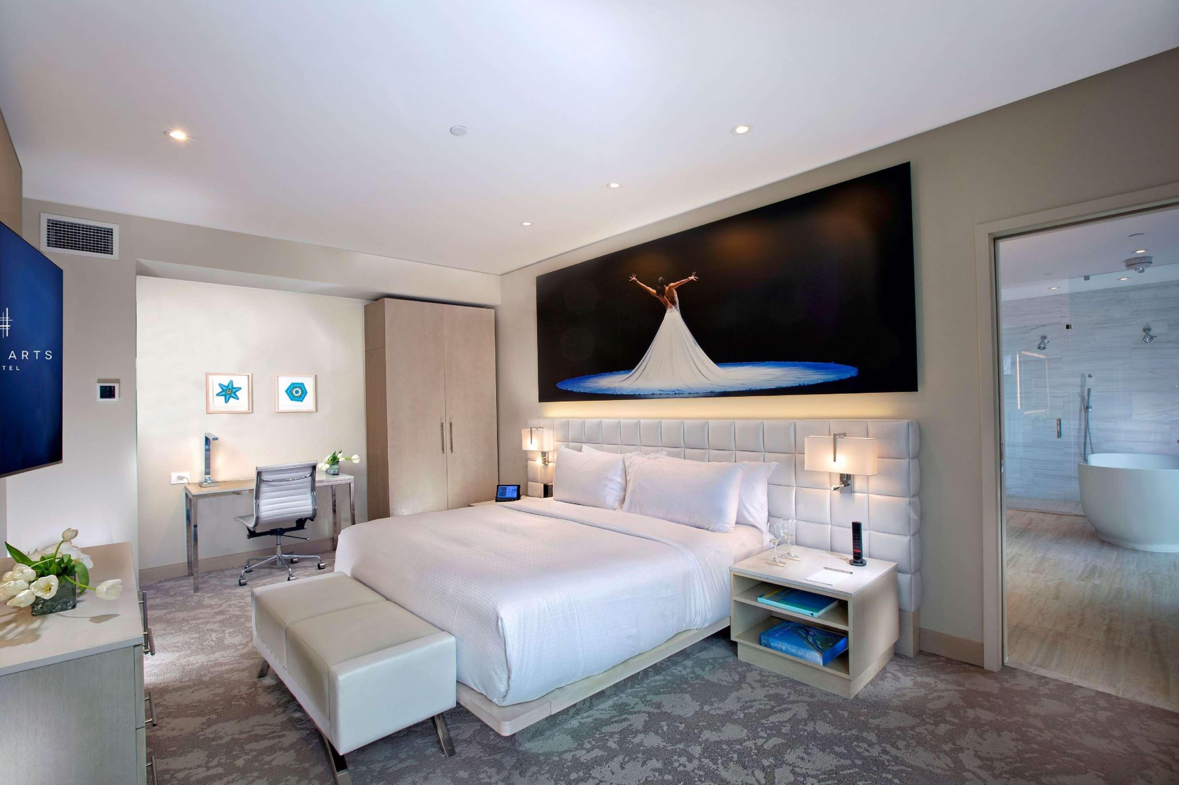 Hall Arts Dallas, Curio Collection By Hilton 5* Dallas