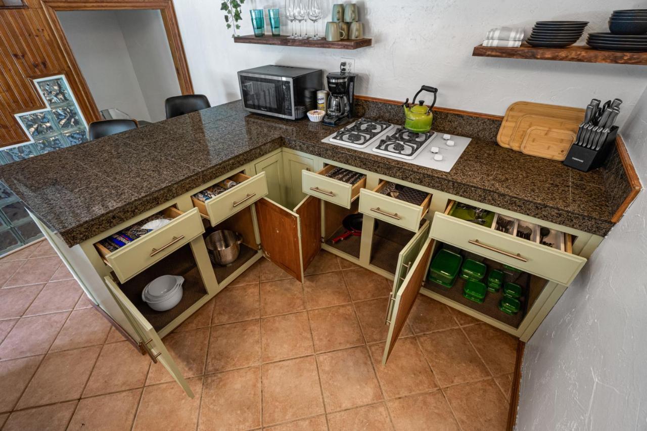 Guest house Oak Lawn Oasis W/ Private Pool, Hot Tub *