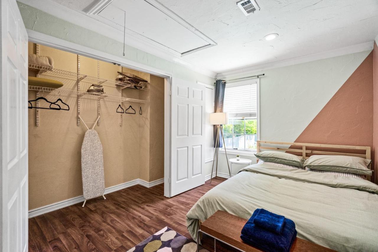 Oak Lawn Oasis W/ Private Pool, Hot Tub Guest house