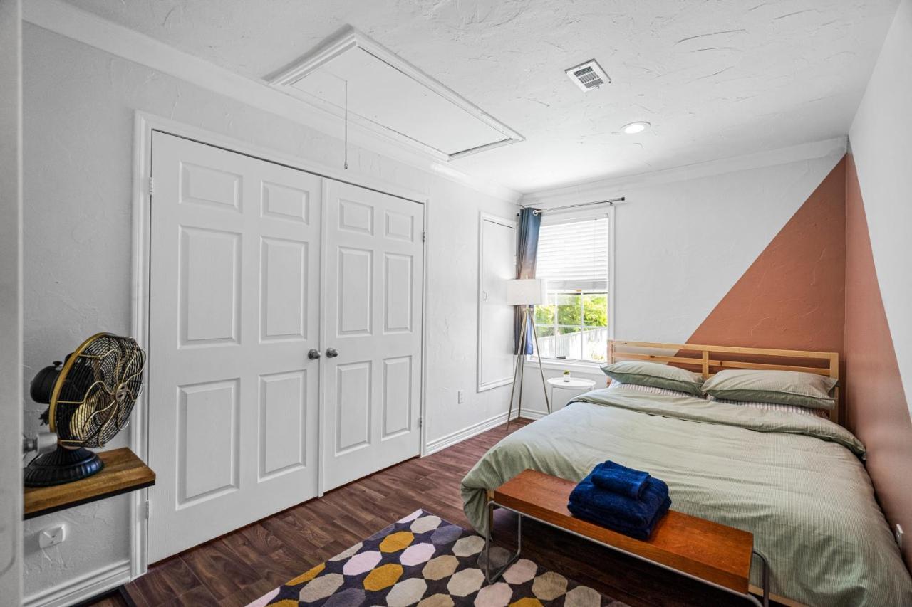 Guest house Oak Lawn Oasis W/ Private Pool, Hot Tub *