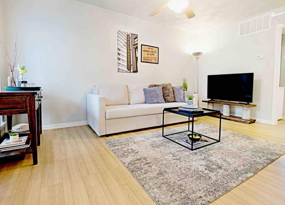 Dwell By Design & Arboretum Tickets Included Apartment *