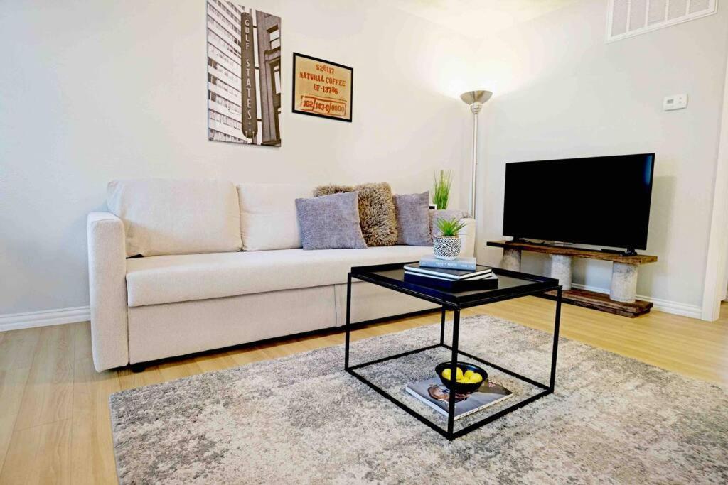 Apartment Dwell By Design & Arboretum Tickets Included