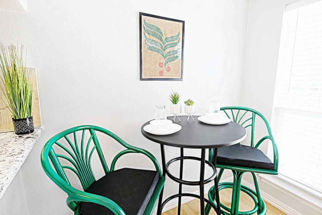 Apartment Dwell By Design & Arboretum Tickets Included Dallas