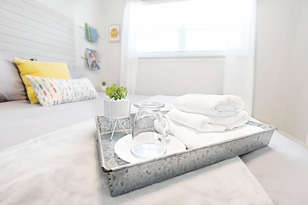 Apartment Dwell By Design & Arboretum Tickets Included *