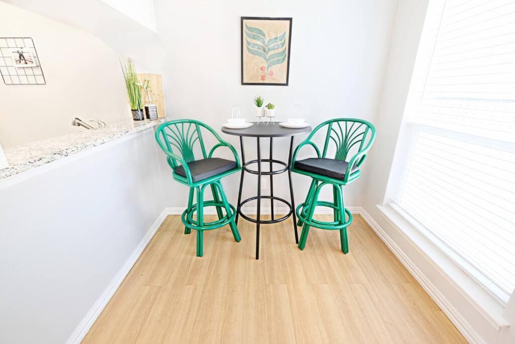 Apartment Dwell By Design & Arboretum Tickets Included Dallas