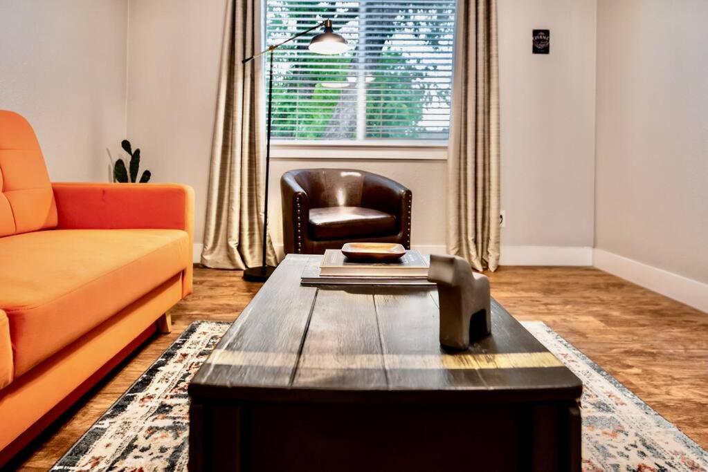For Dallas: Close To Deep Ellum & Aac! Dallas