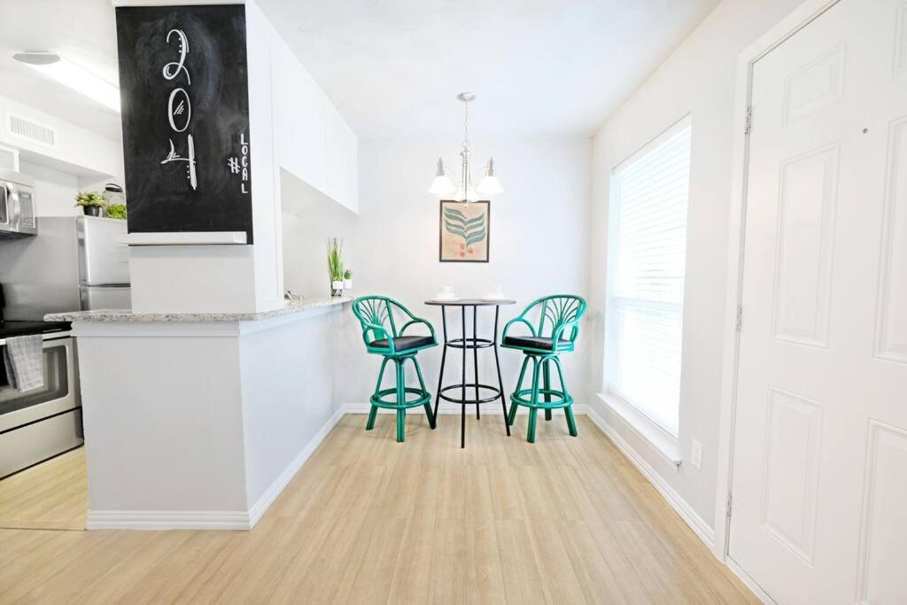 Apartment Dwell By Design & Arboretum Tickets Included