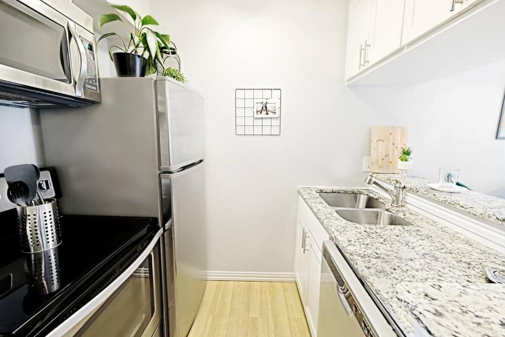Apartment Dwell By Design & Arboretum Tickets Included Dallas