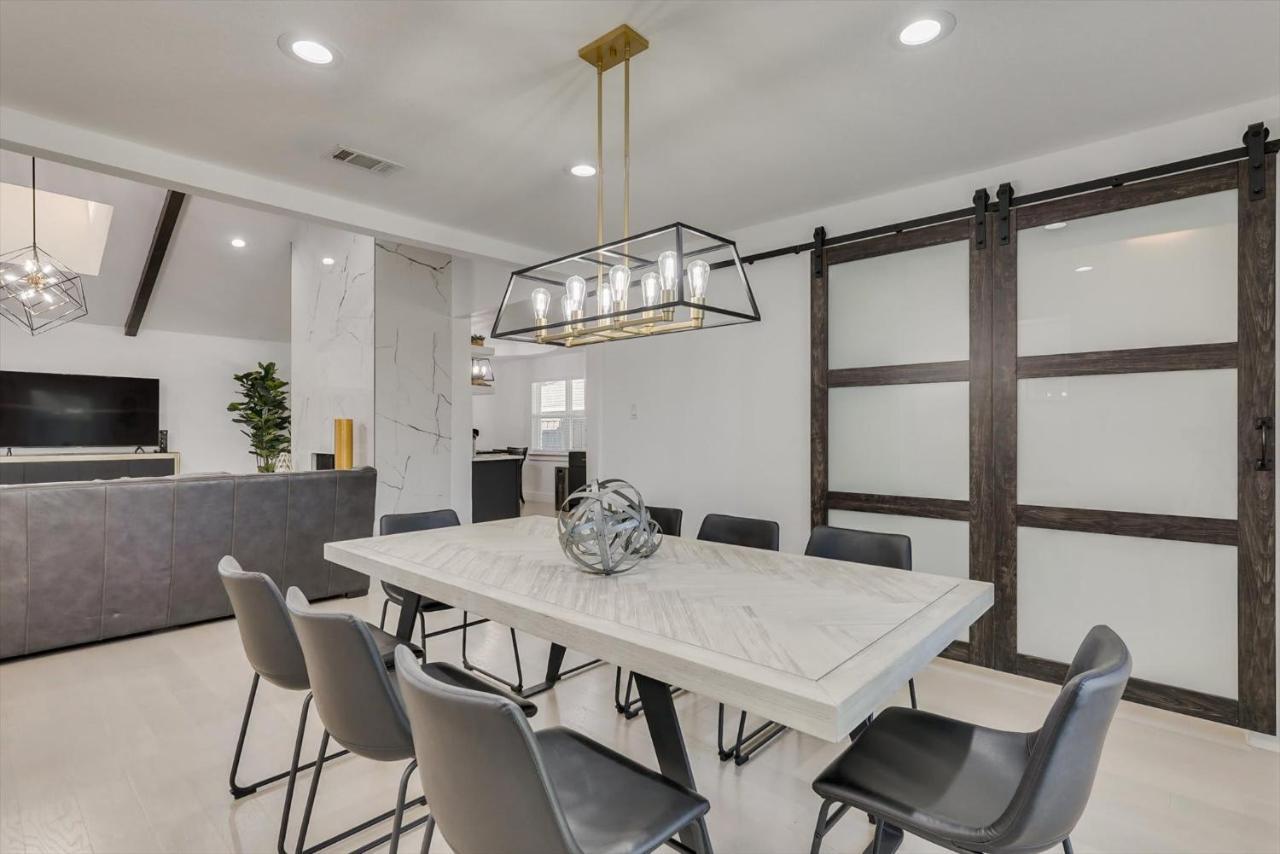 Modern And Spacious Getaway W Private Pool Holiday home *