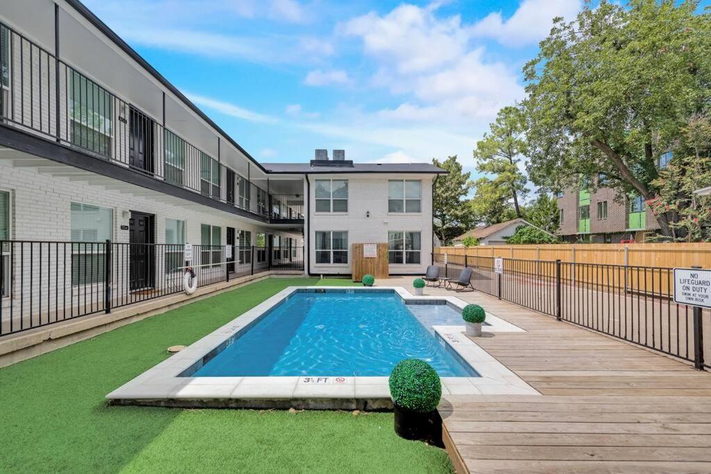 Apartment Dwell By Design & Arboretum Tickets Included *