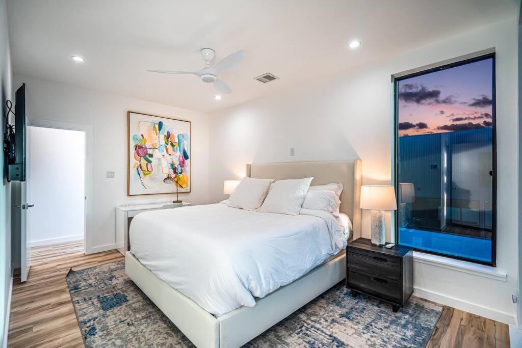 Skyline View Luxury 3 Story Townhouse Villa