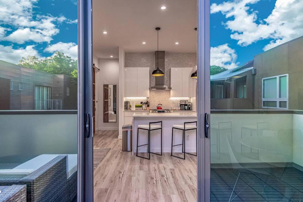 Skyline View Luxury 3 Story Townhouse Villa Dallas