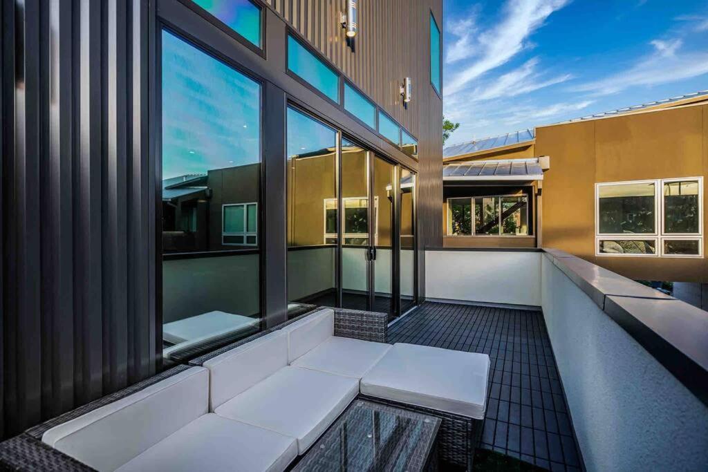Skyline View Luxury 3 Story Townhouse Villa *