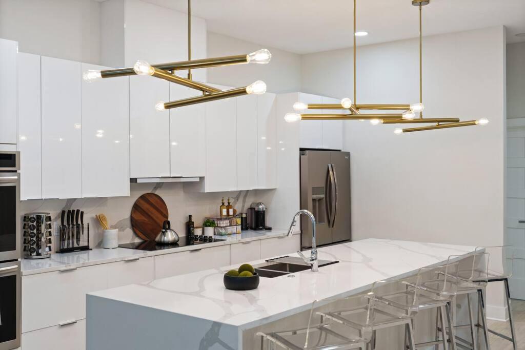 New Luxury 3 Story Townhome In Trinity Groves Villa