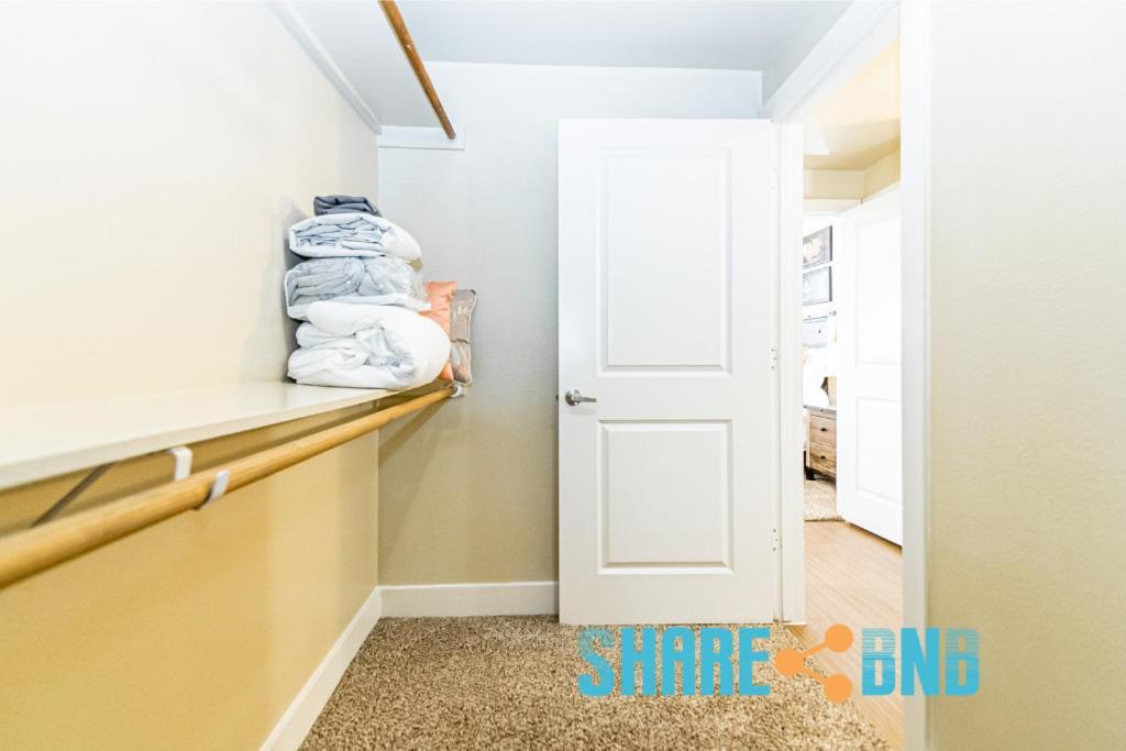 Modern Retreat - 2br, Patio, Parking