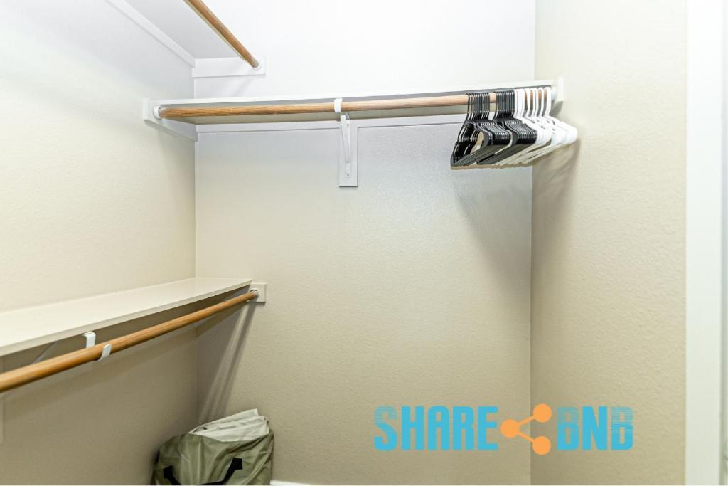 Modern Retreat - 2br, Patio, Parking *