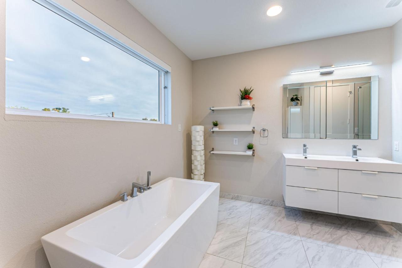 Luxury With Rooftop Views Villa Dallas