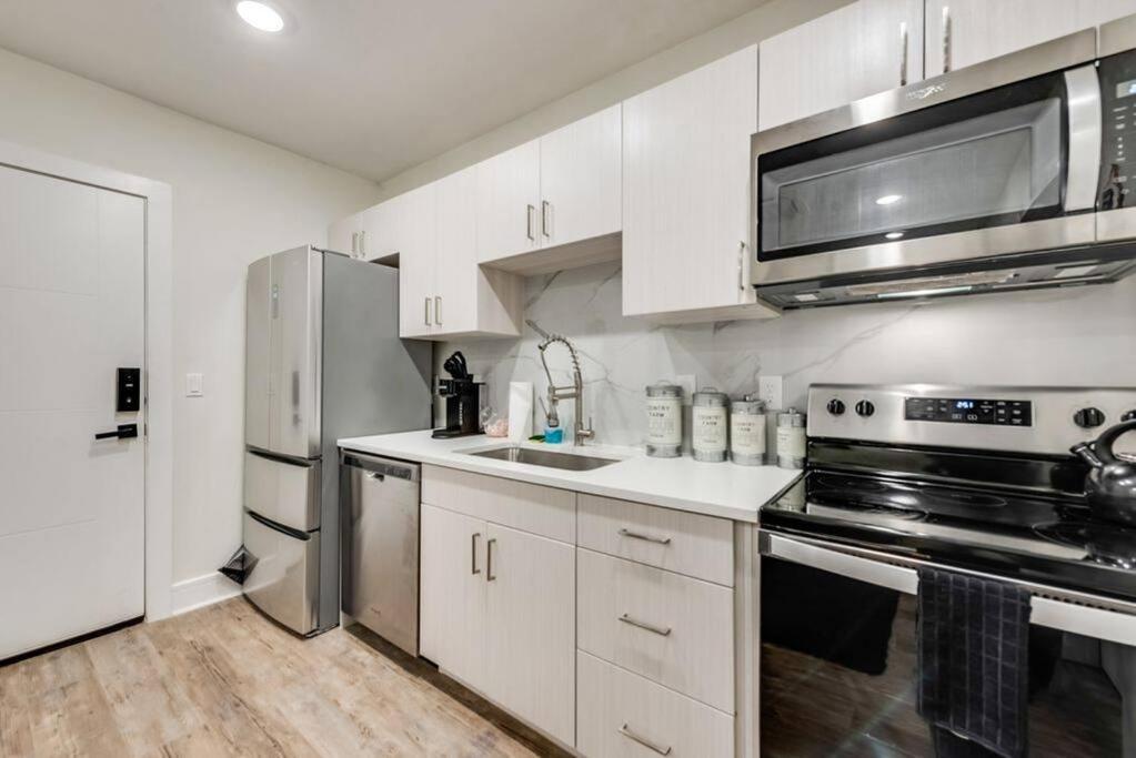 Getaway Located In The Heart Of Apartment Dallas