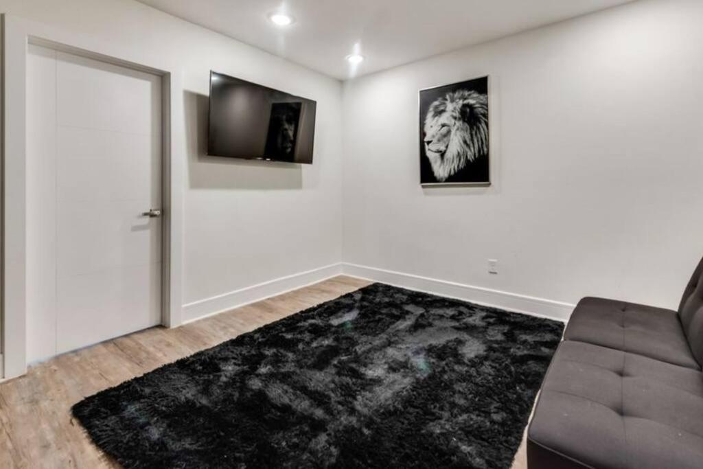 Getaway Located In The Heart Of Apartment *