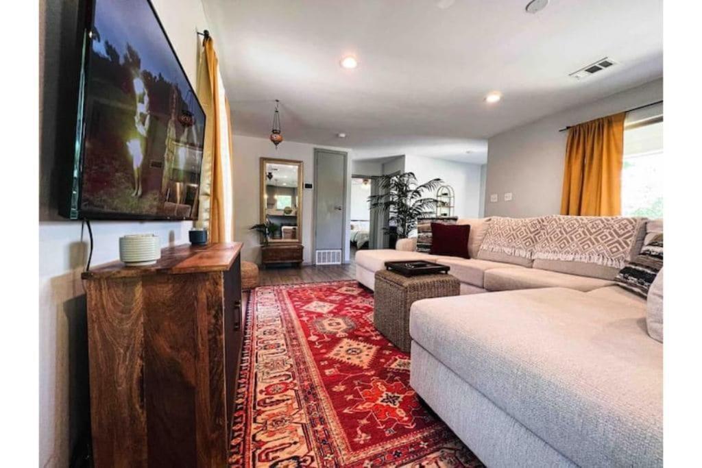 King Bed / 10min To Dwntwn / Pets / Backyard Deck *